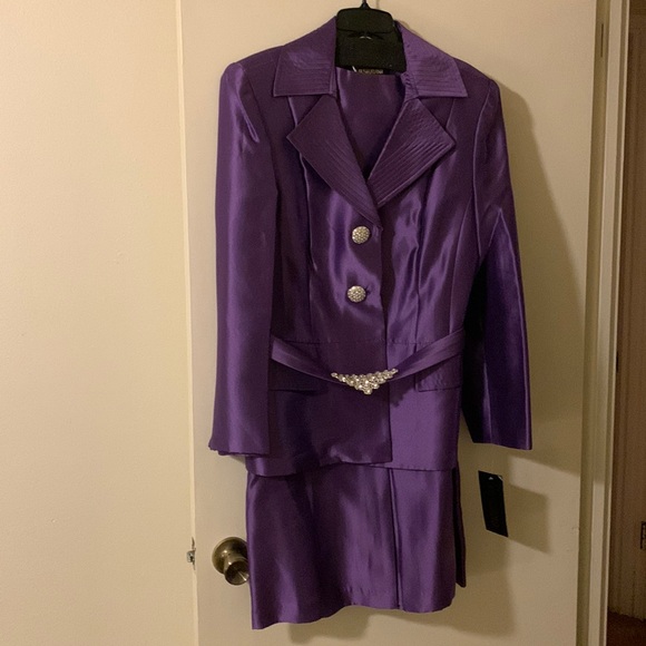 Elegant suit - Picture 1 of 7